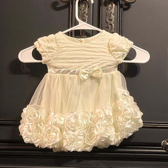 Off white Ruffled dress with rosettes on the bottom button up back 6-9 months - Picture 4 of 10